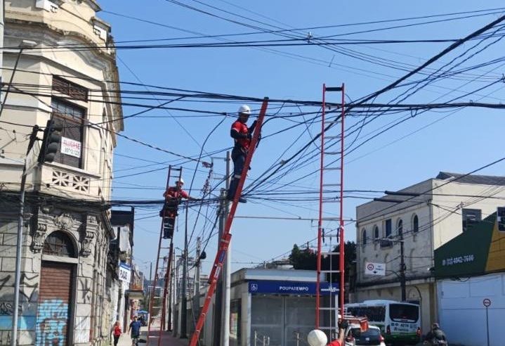 Reordenamento de cabos avança no Centro e retira fiação irregular de 70 postes