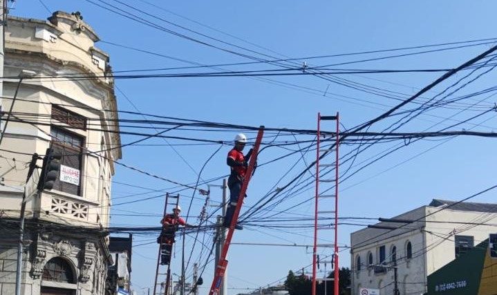 Reordenamento de cabos avança no Centro e retira fiação irregular de 70 postes
