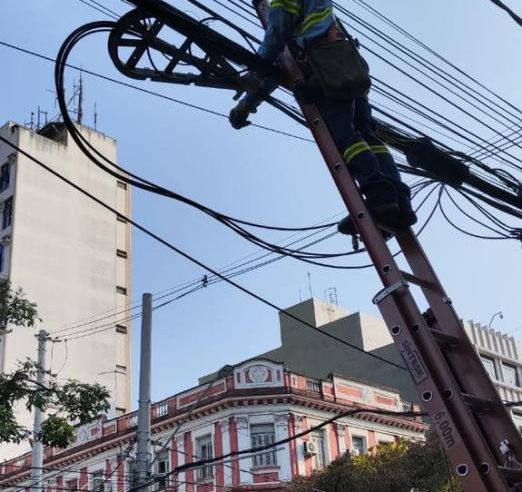 Projeto retira cabos inativos e reorganiza fiação no Centro Histórico de Santos