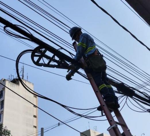 Projeto retira cabos inativos e reorganiza fiação no Centro Histórico de Santos
