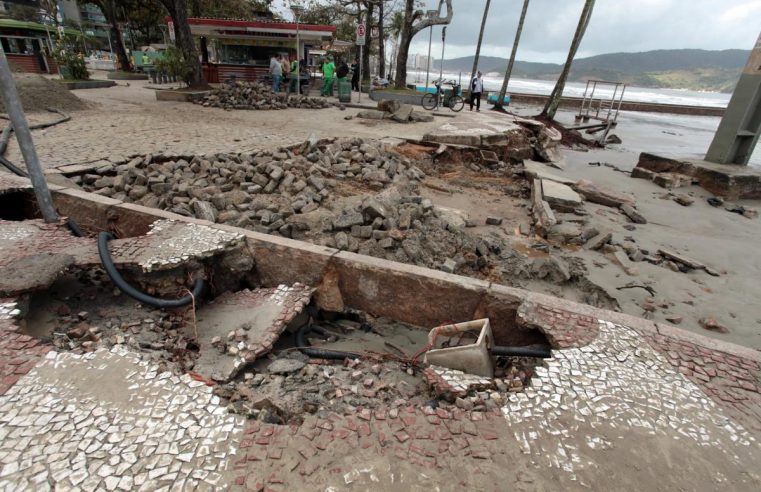 Prefeitura realiza força-tarefa para recuperar orla de Santos após ressaca com ondas de até 3 metros