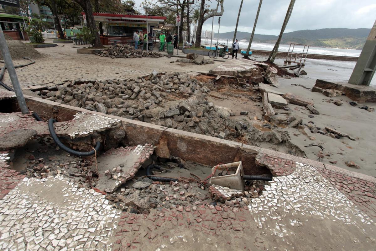 Prefeitura realiza força-tarefa para recuperar orla de Santos após ressaca com ondas de até 3 metros