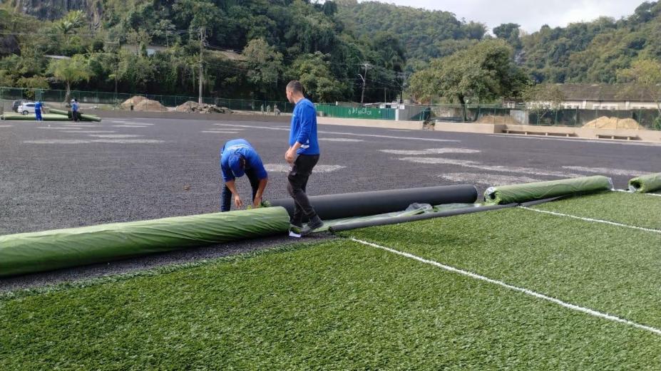 Campo de futebol na Caneleira ganha grama sintética