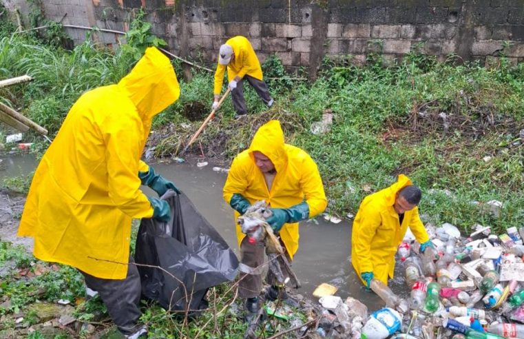 Limpeza de córregos em Santos remove 2,5 toneladas de lixo no Chico de Paula
