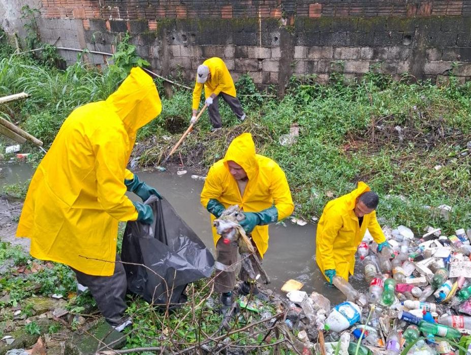 Limpeza de córregos em Santos remove 2,5 toneladas de lixo no Chico de Paula