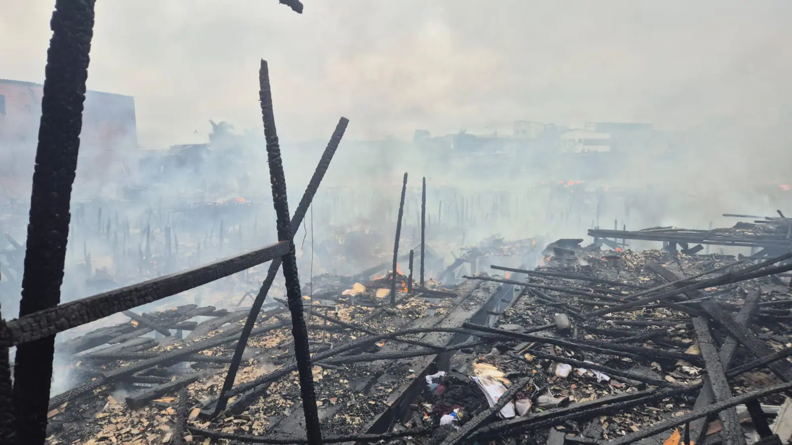 Incêndio atinge mais de 50 barracos no Caminho São Sebastião na Zona Noroeste