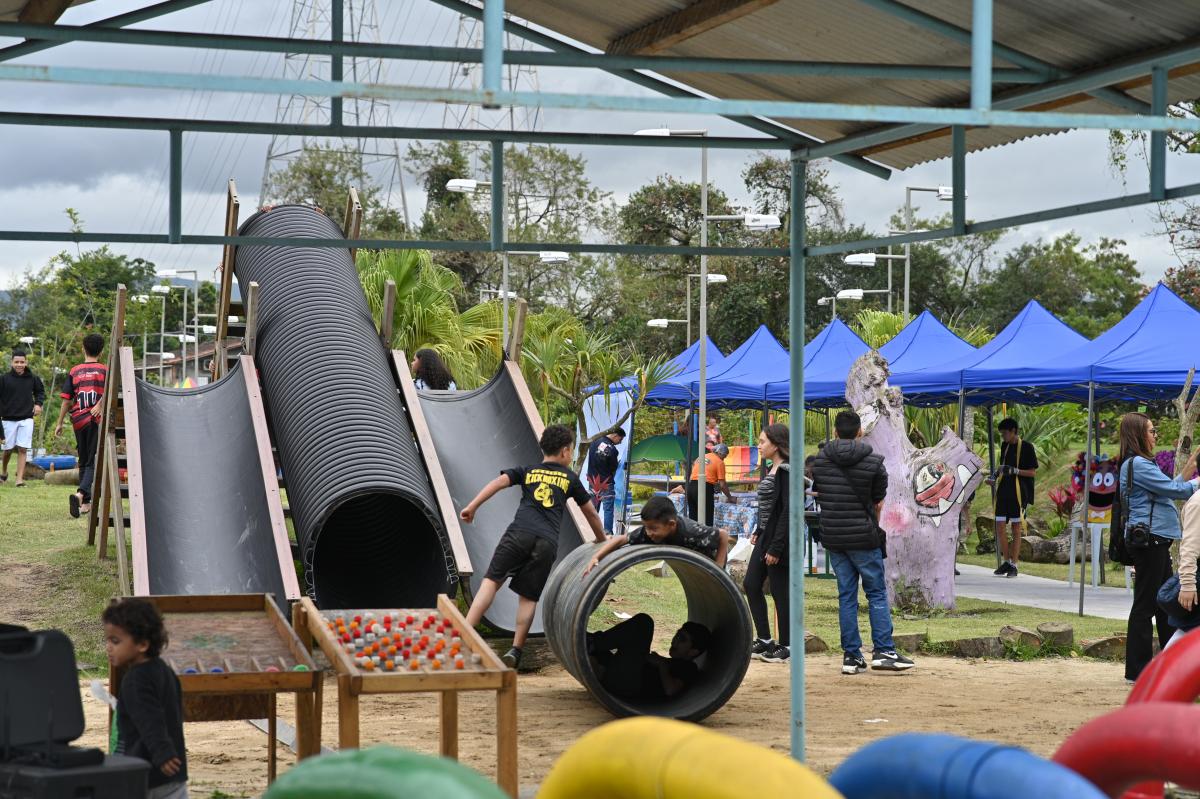 Zela Feliz leva diversão e educação ambiental para a Zona Noroeste de Santos