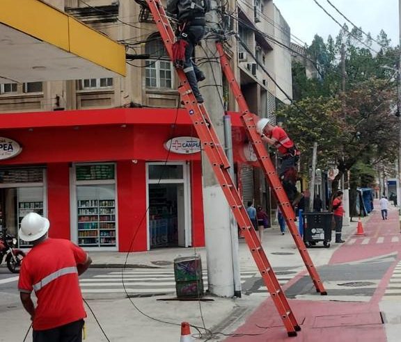 Primeira etapa retirou fios inativos de 164 postes do Centro