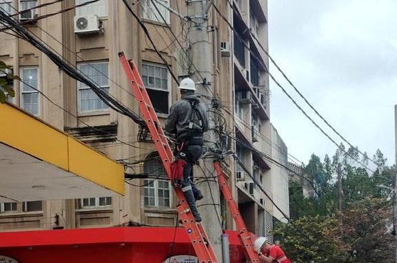 Primeira etapa retirou fios inativos de 164 postes do Centro