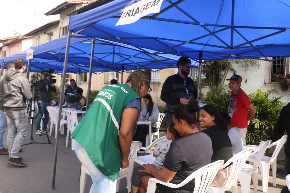 Moradores do Dique da Vila Gilda recebem atendimento para emissão de documentos após incêndio