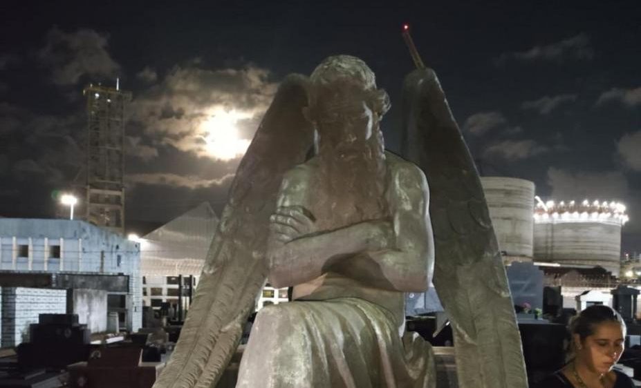 Cemitério do Paquetá recebe 3º passeio “Luz e Sombra”