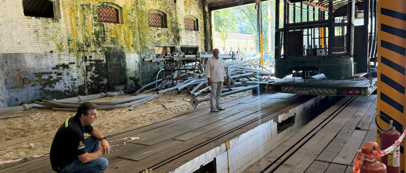 Bonde passa por revitalização e voltará à frota turística de Santos