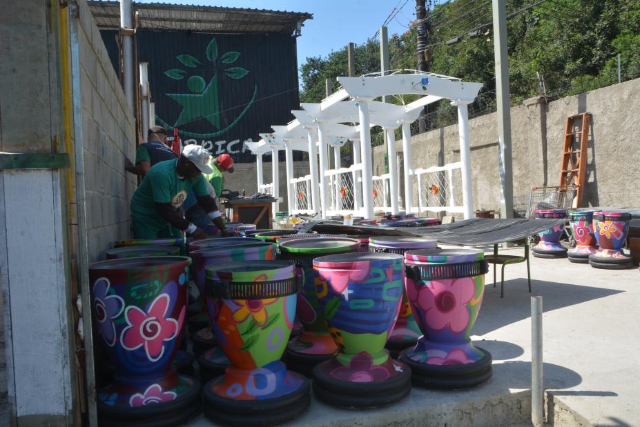 Ecofábrica transforma materiais reciclados em cenários da Primavera Criativa