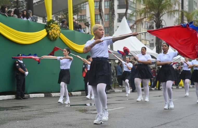 Desfile de 7 de Setembro reúne santistas na orla mesmo sob chuva