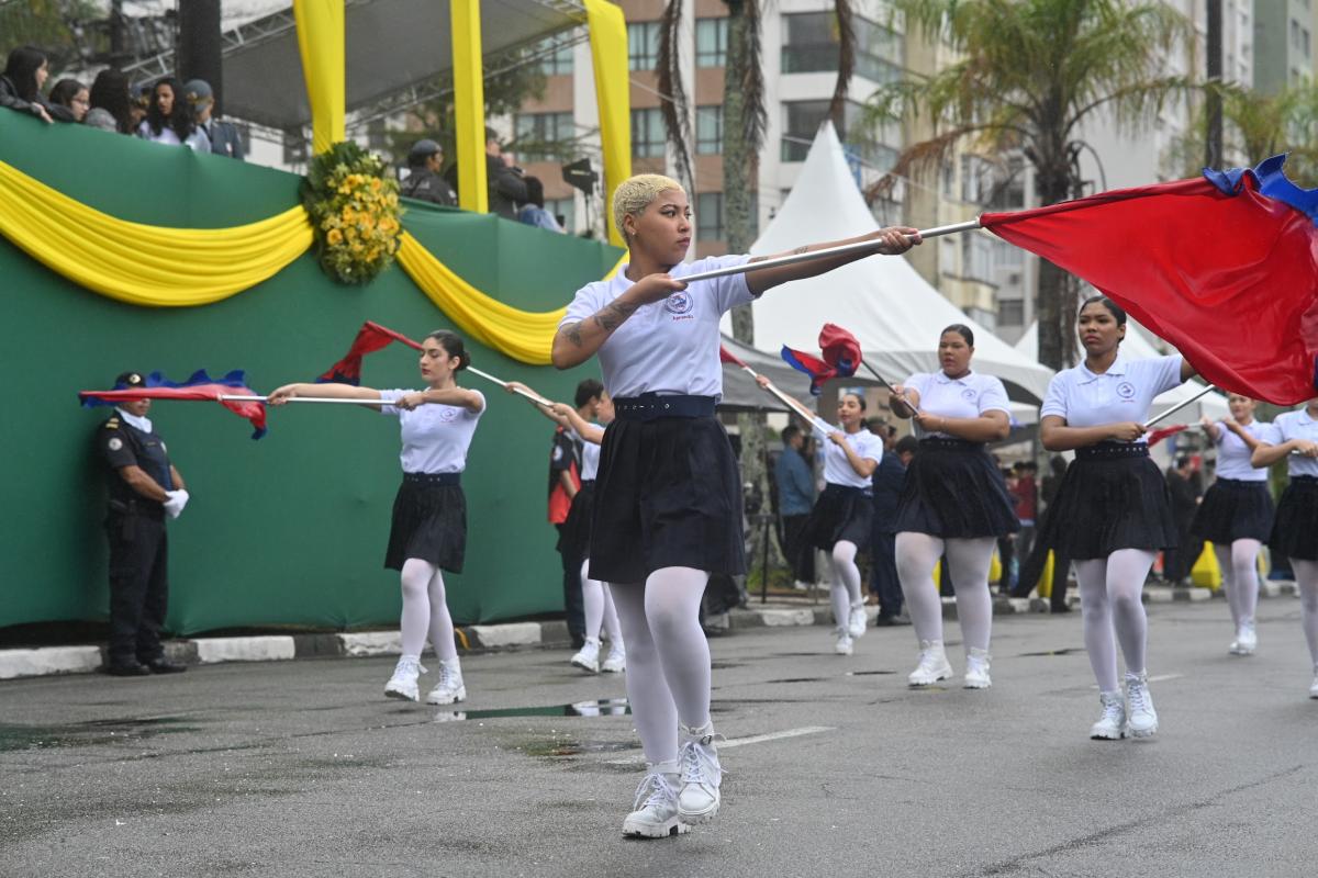 Desfile de 7 de Setembro reúne santistas na orla mesmo sob chuva