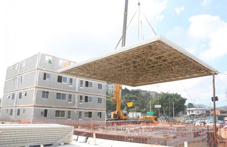 Parque Palafitas avança com instalação de telhado e recebe prêmio nacional de habitação