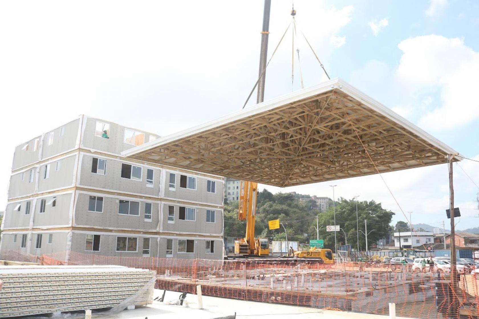 Parque Palafitas avança com instalação de telhado e recebe prêmio nacional de habitação