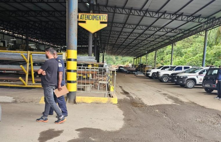 Operação em Santos aplica multas a sucateiro por irregularidades ambientais na Zona Noroeste