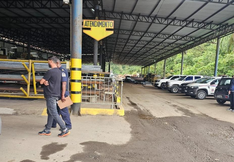 Operação em Santos aplica multas a sucateiro por irregularidades ambientais na Zona Noroeste