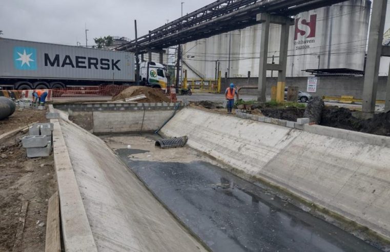 Obras na Alemoa avançam com concretagem de canal para melhorar drenagem e tráfego