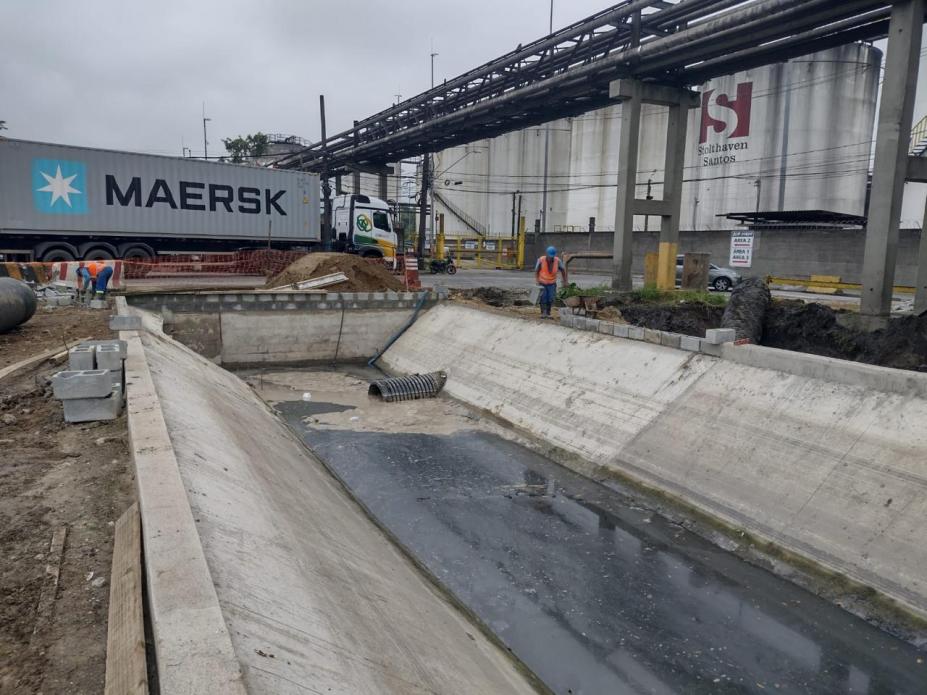 Obras na Alemoa avançam com concretagem de canal para melhorar drenagem e tráfego