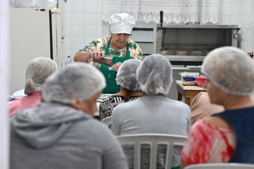 Fundo Social de Santos oferece novos gratuitos de panificação e maquiagem