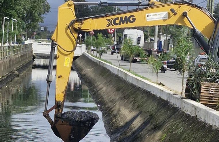Desassoreamento avança em canal da Caneleira para prevenir alagamentos em Santos