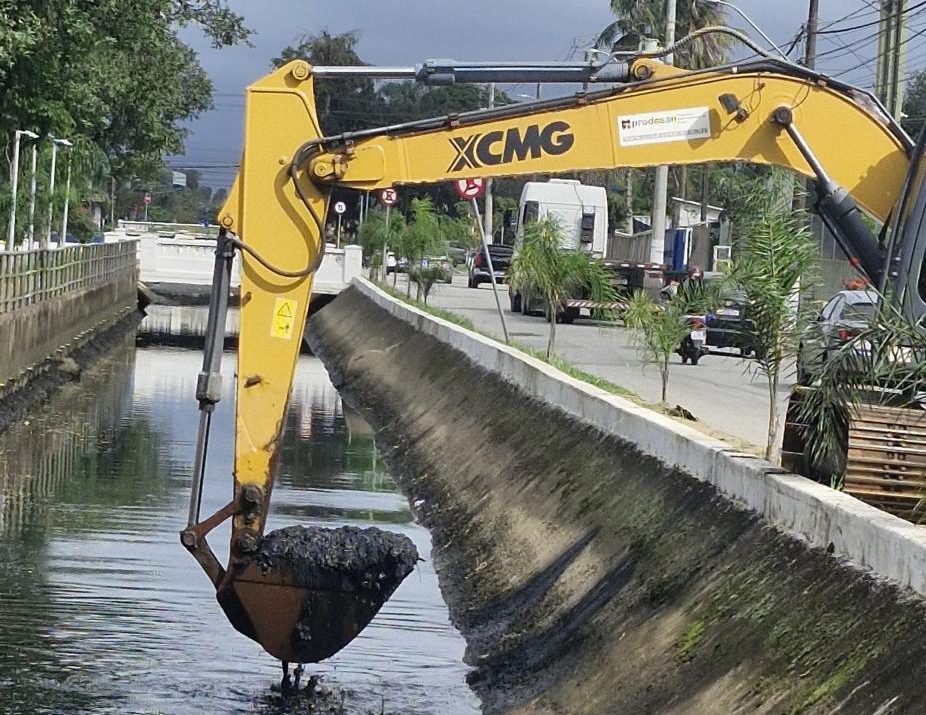 Desassoreamento avança em canal da Caneleira para prevenir alagamentos em Santos