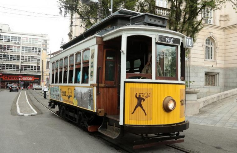 Bonde Pelé celebra 85 anos do Rei do Futebol com passeios no Centro Histórico de Santos