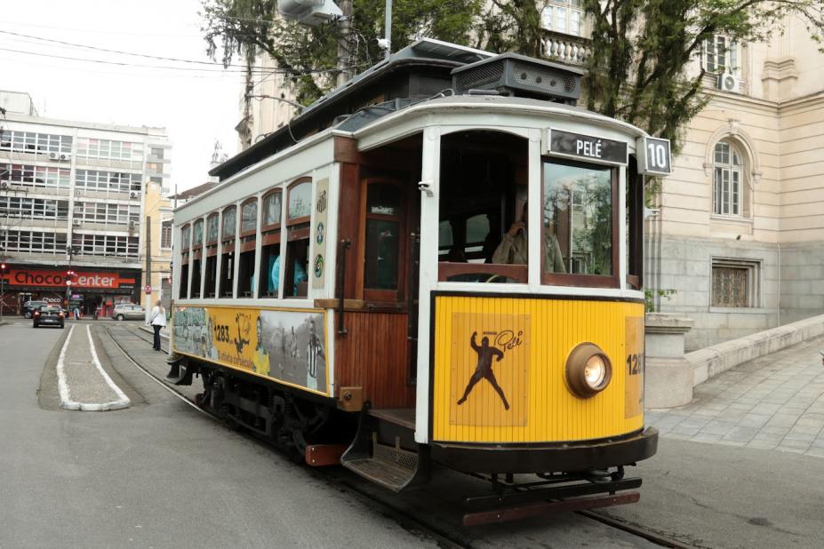 Bonde Pelé celebra 85 anos do Rei do Futebol com passeios no Centro Histórico de Santos