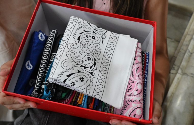 Alunos doam lenços para mulheres em tratamento de câncer em Santos