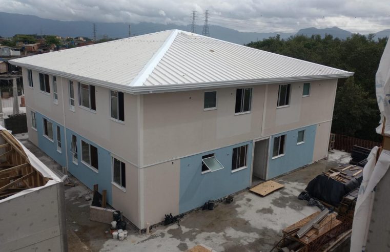 Parque Palafitas ganha cores com pintura externa dos primeiros prédios