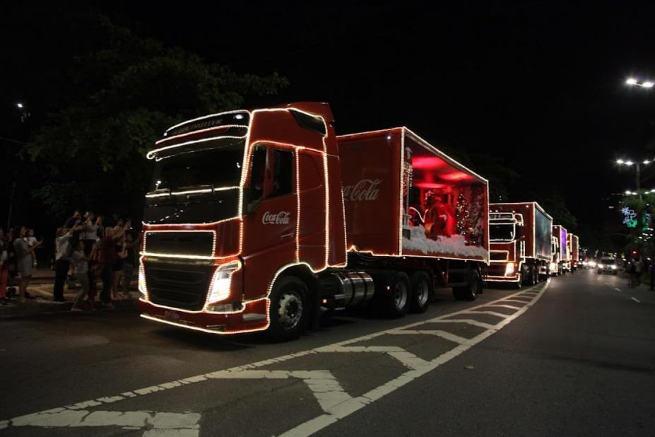 Caravana de Natal da Coca-Cola percorre ruas de Santos nesta quarta-feira