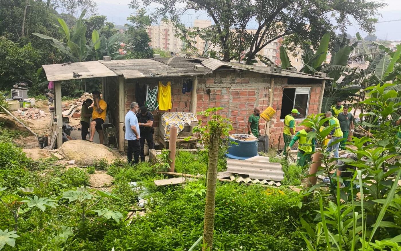 Ação na Zona Noroeste desmonta ocupação irregular e pune crimes ambientais