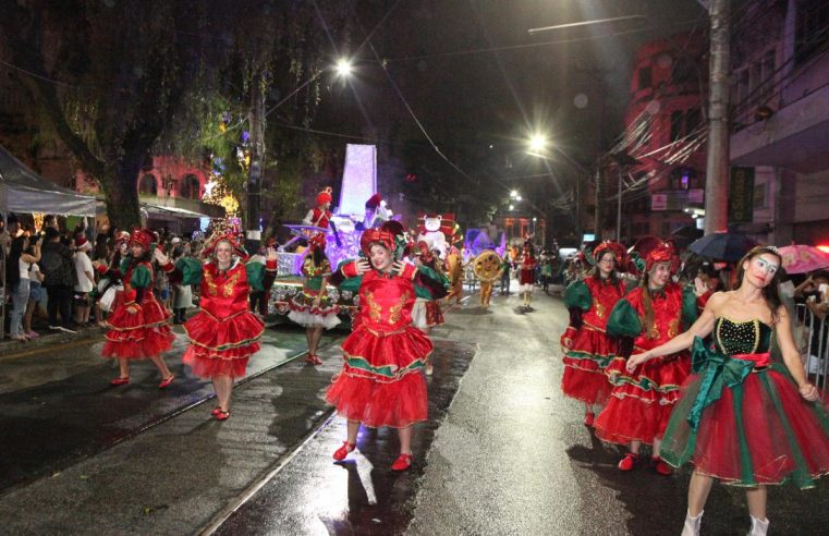 Parada de Natal encanta o Centro Histórico e segue para a Zona Noroeste