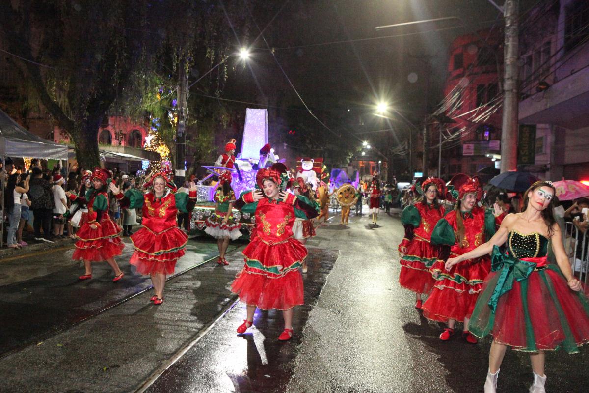 Parada de Natal encanta o Centro Histórico e segue para a Zona Noroeste