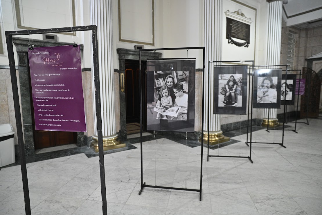 Exposição destaca histórias de mães de filhos atípicos no Paço Municipal