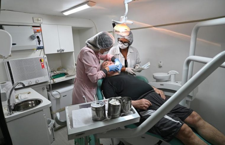 Van odontológica leva atendimento a idosos em instituições de Santos