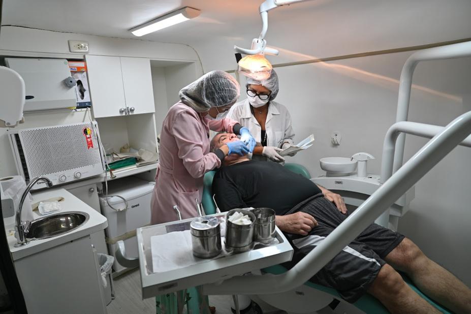 Van odontológica leva atendimento a idosos em instituições de Santos