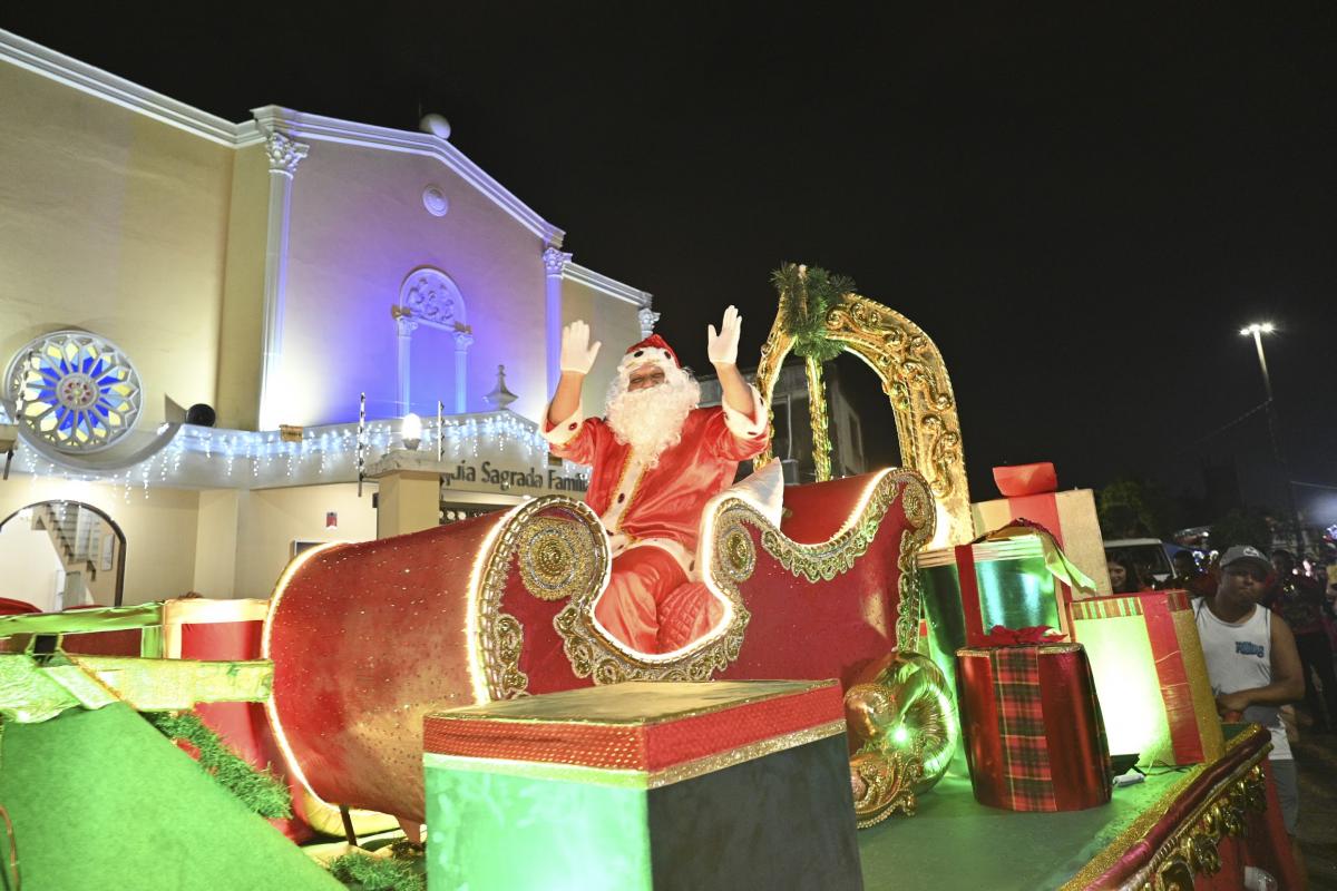 Parada de Natal encanta a Zona Noroeste e reforça espírito natalino em Santos