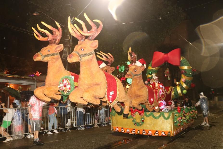 Parada de Natal encanta a Zona Noroeste com desfile inédito