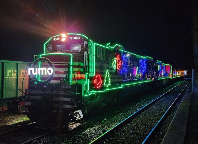 Locomotiva iluminada chega ao Parque Valongo em ação natalina