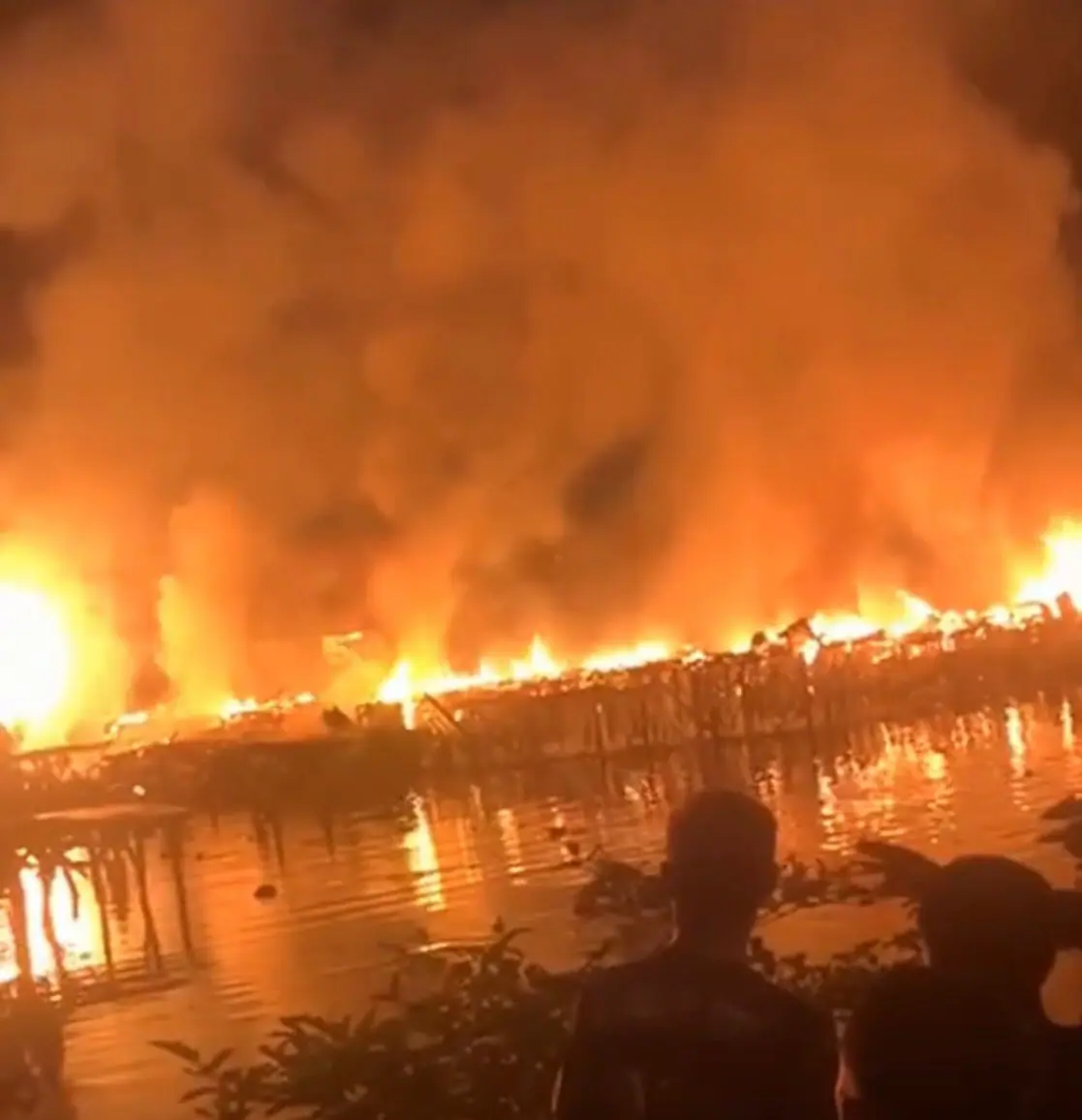 Incêndio de grandes proporções atinge comunidade na Zona Noroeste