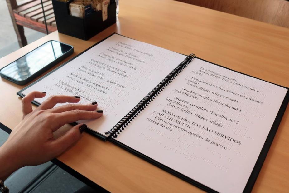 Lei torna obrigatória a oferta de cardápios impressos e em braile em bares e restaurantes de Santos