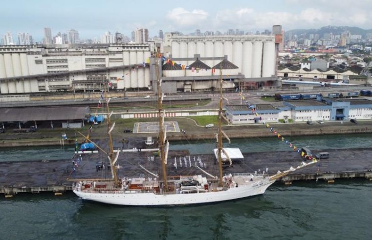 Navio Cisne Branco atraca em Santos para celebrar os 480 anos da Cidade