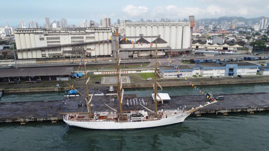 Navio Cisne Branco atraca em Santos para celebrar os 480 anos da Cidade