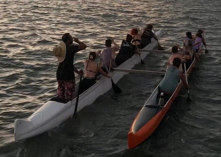 Canoa havaiana atrai moradores e turistas com aulas gratuitas e passeios