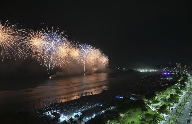 Réveillon reúne um milhão de pessoas na orla de Santos
