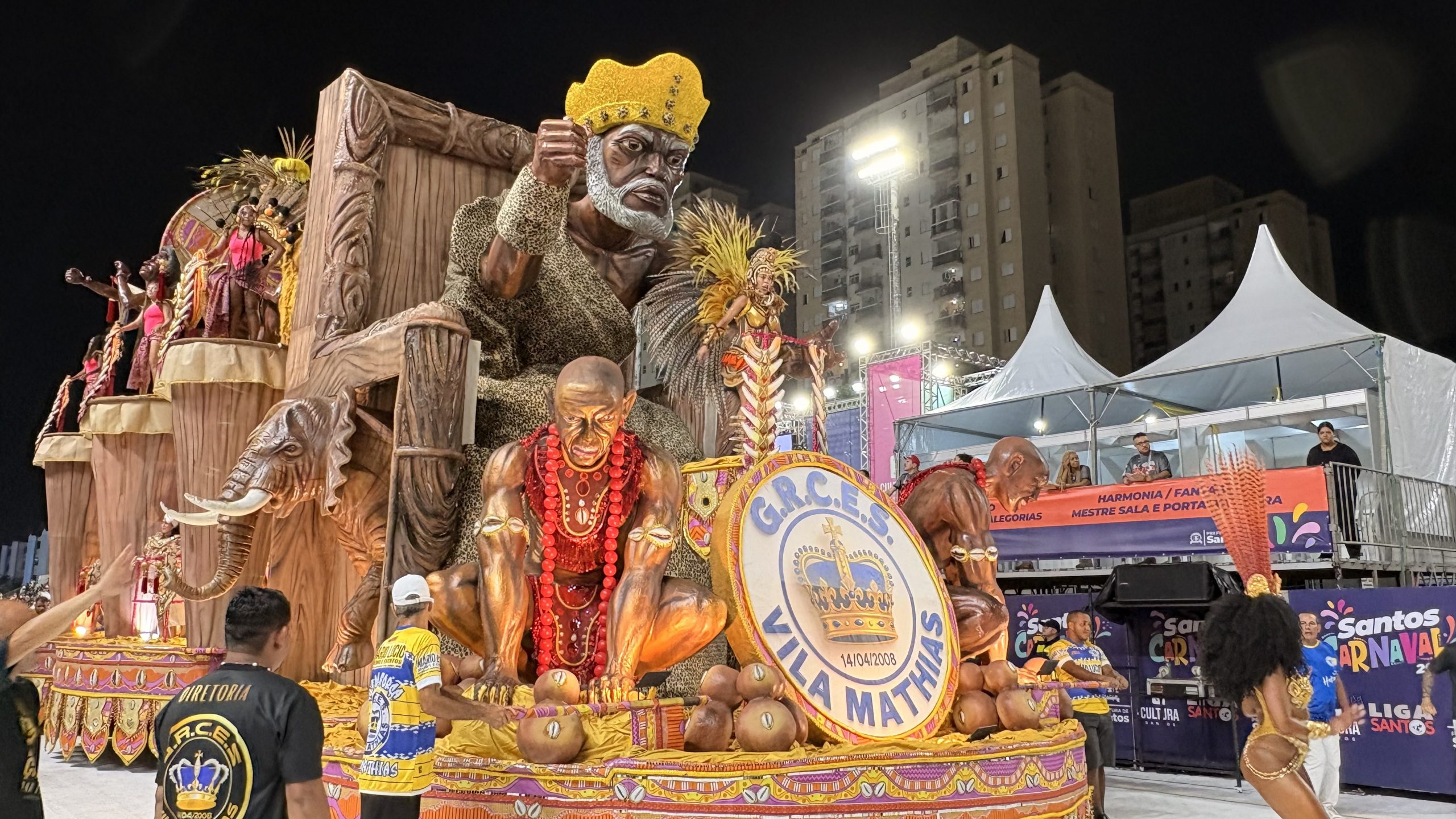 Escolas de samba animam primeiro dia de desfiles do carnaval santista 2026