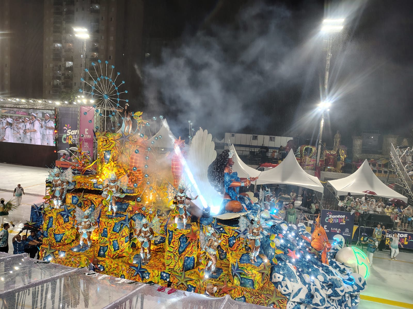 Brasilidade, fé e emoção marcam a segunda noite do Santos Carnaval 2026